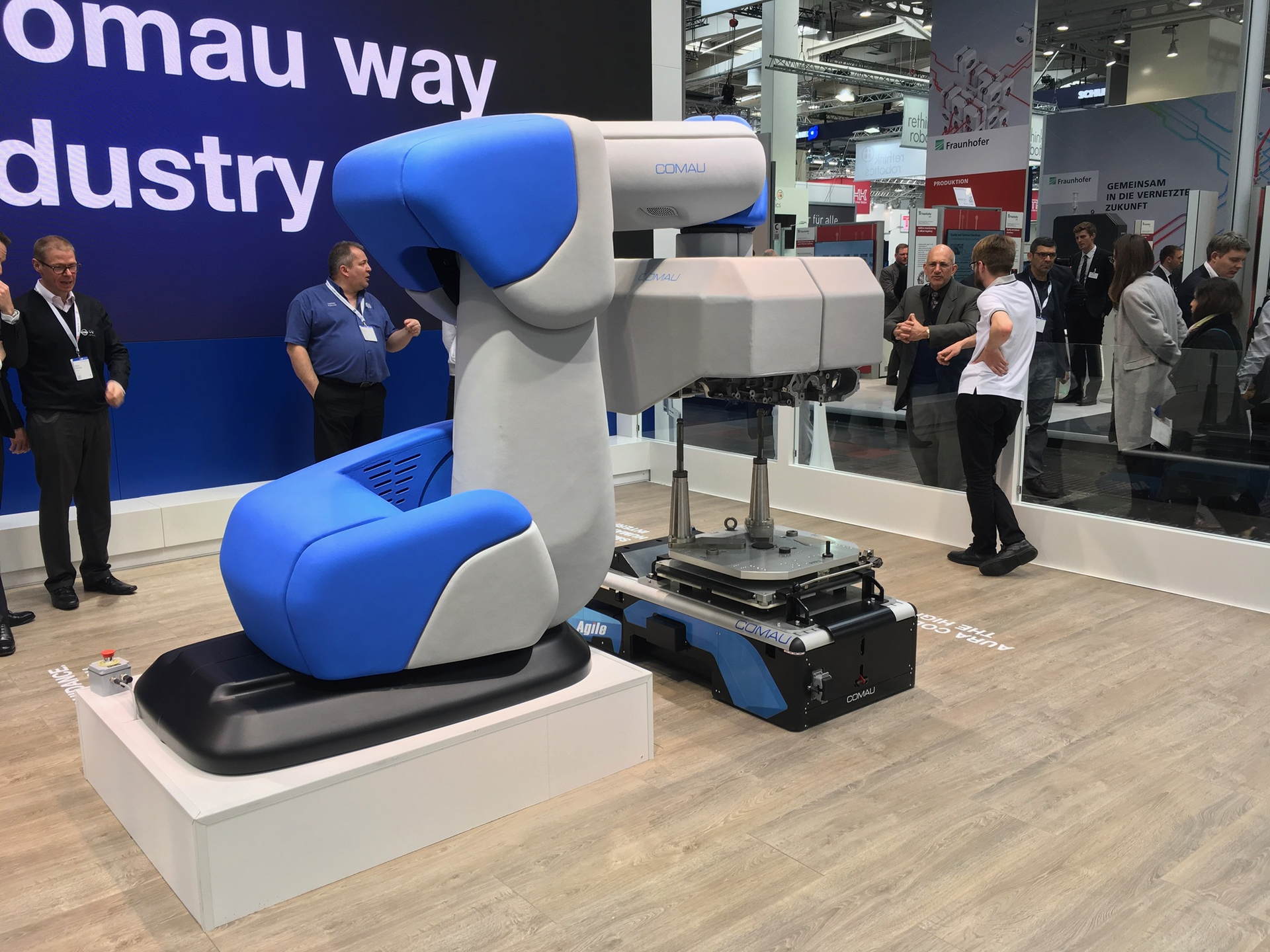 The Cobot from Comau Can Sense You with its Smart Skin