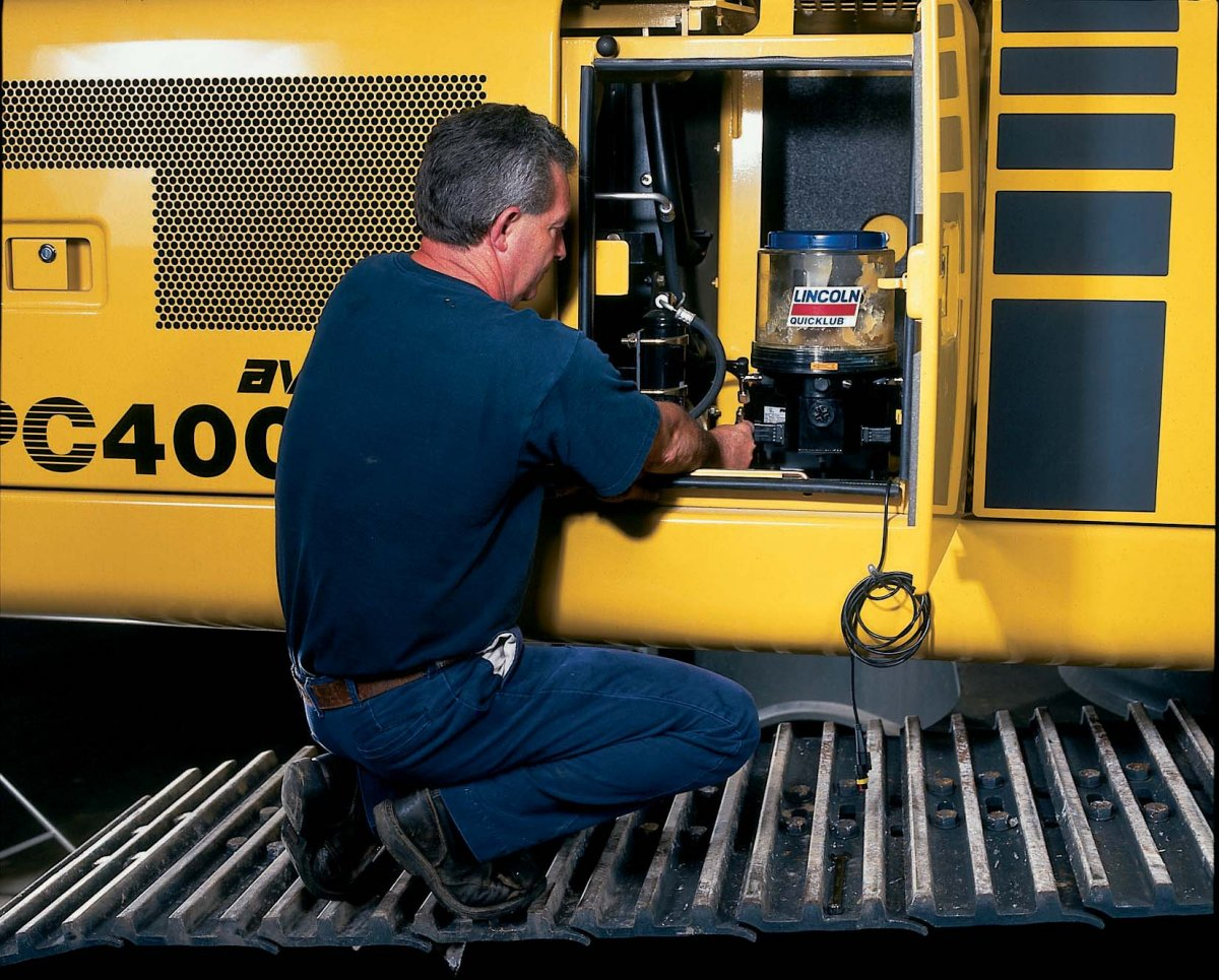 A member from Lincoln Lubrication SA's maintenance team checks the Quick Lube in a centrifugal machine.