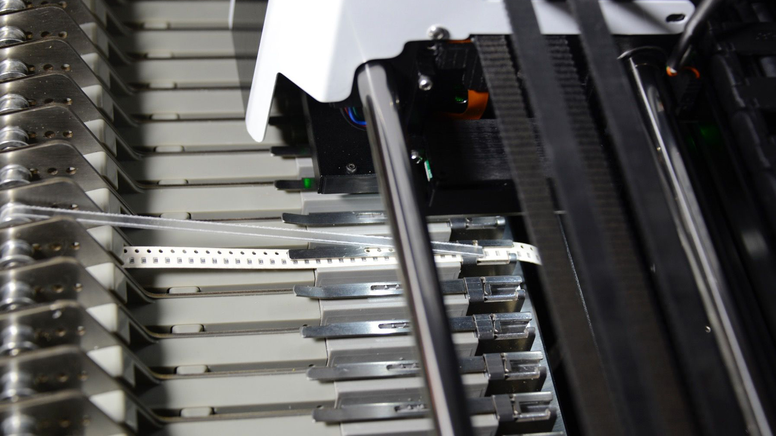 Pick-and-place machine