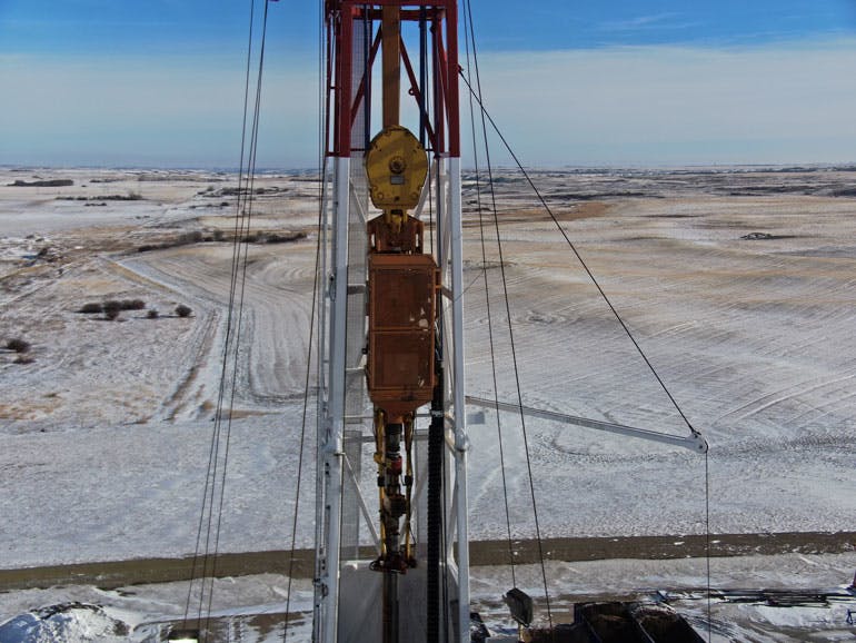 The energy chain replaces the service loop on the rig and was installed in an eight-hour retrofit. The service loop frequently snagged, and work had to shut down in blizzard-like conditions.