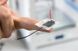 The biodegradable battery consists of four layers, all flowing out of a 3D printer one after the other. The whole thing is then folded up like a sandwich, with the electrolyte in the center. The biodegradable battery consists of four layers, all flowing out of a 3D printer one after the other. The whole thing is then folded up like a sandwich, with the electrolyte in the center.