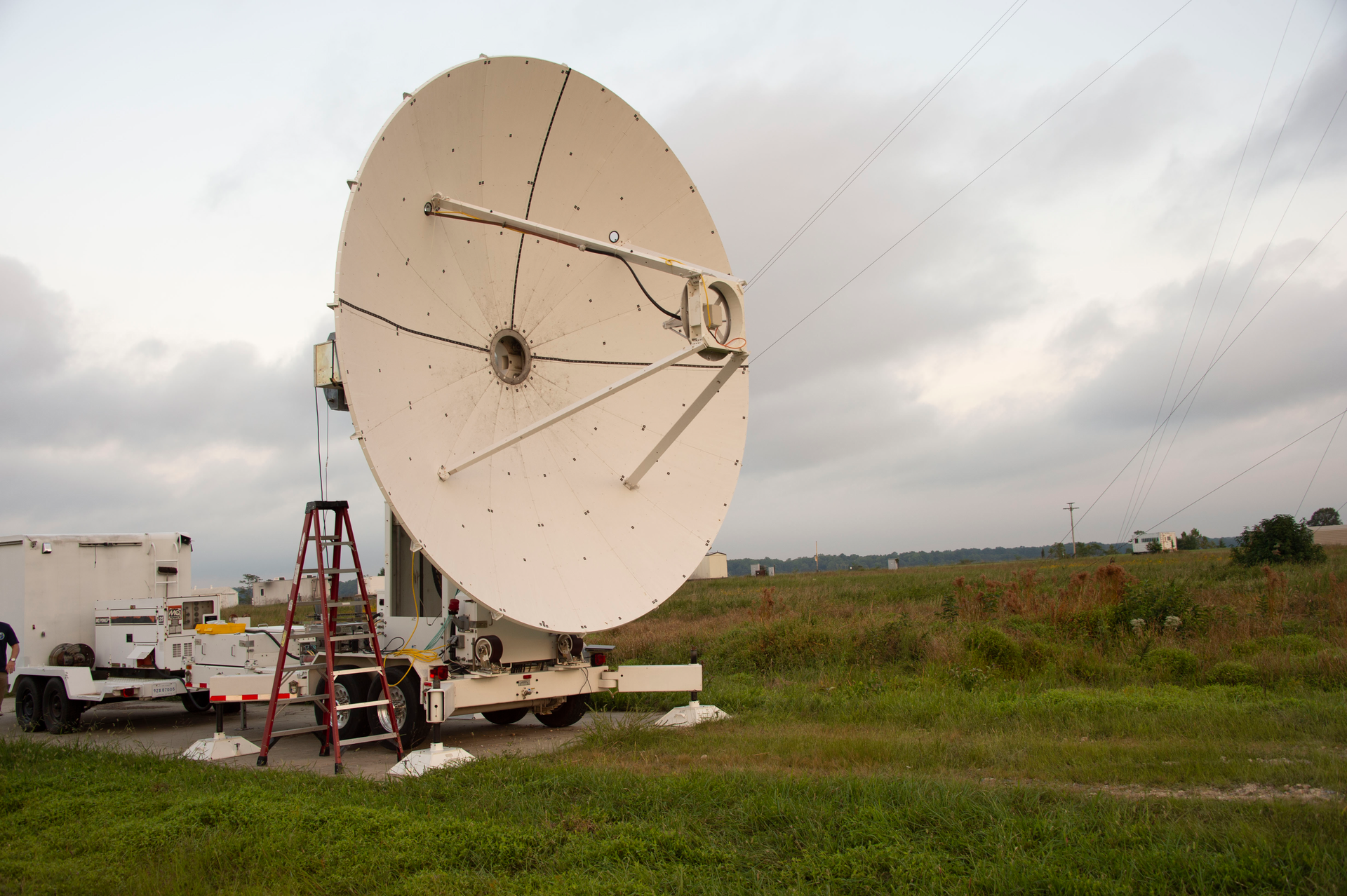 Microwave dish transmitter