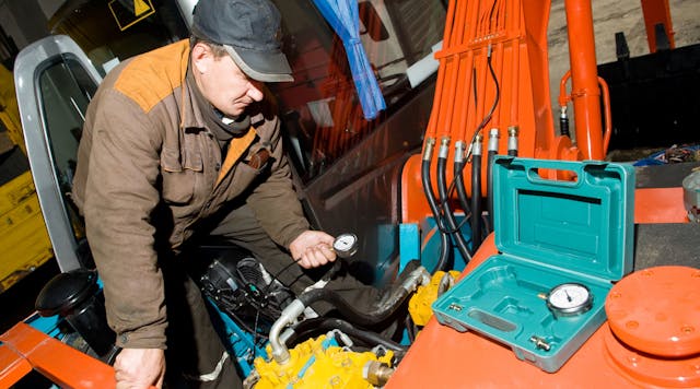 Hydraulic maintenance technician at work