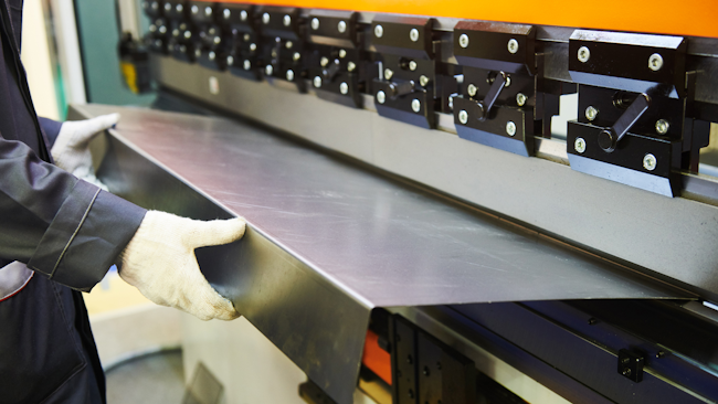 Hydraulic press brake or bending machine for flat sheet metal