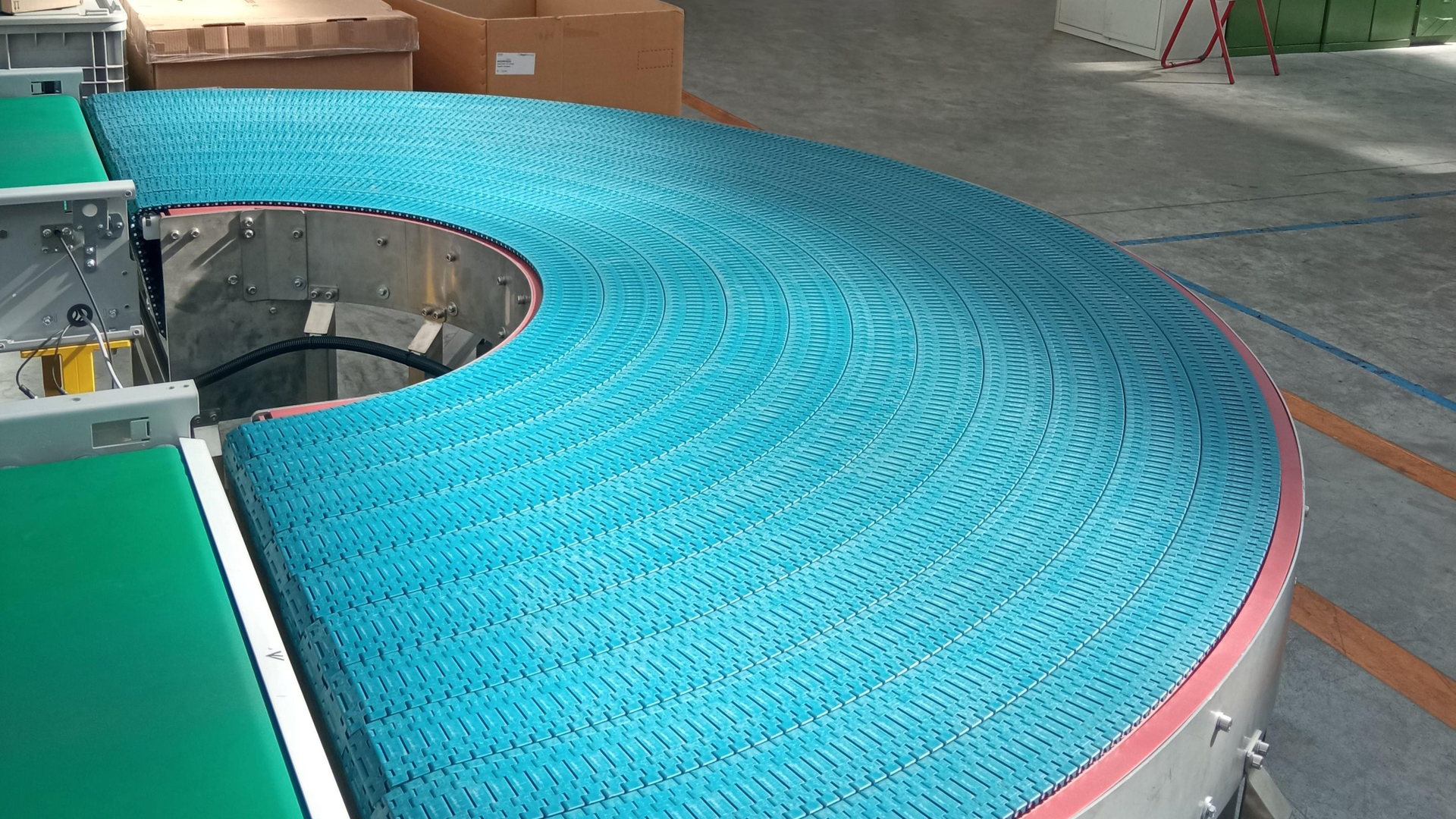 Regal Rexnord Corp.&rsquo;s Curve System with 1540 Series MatTop Chain.