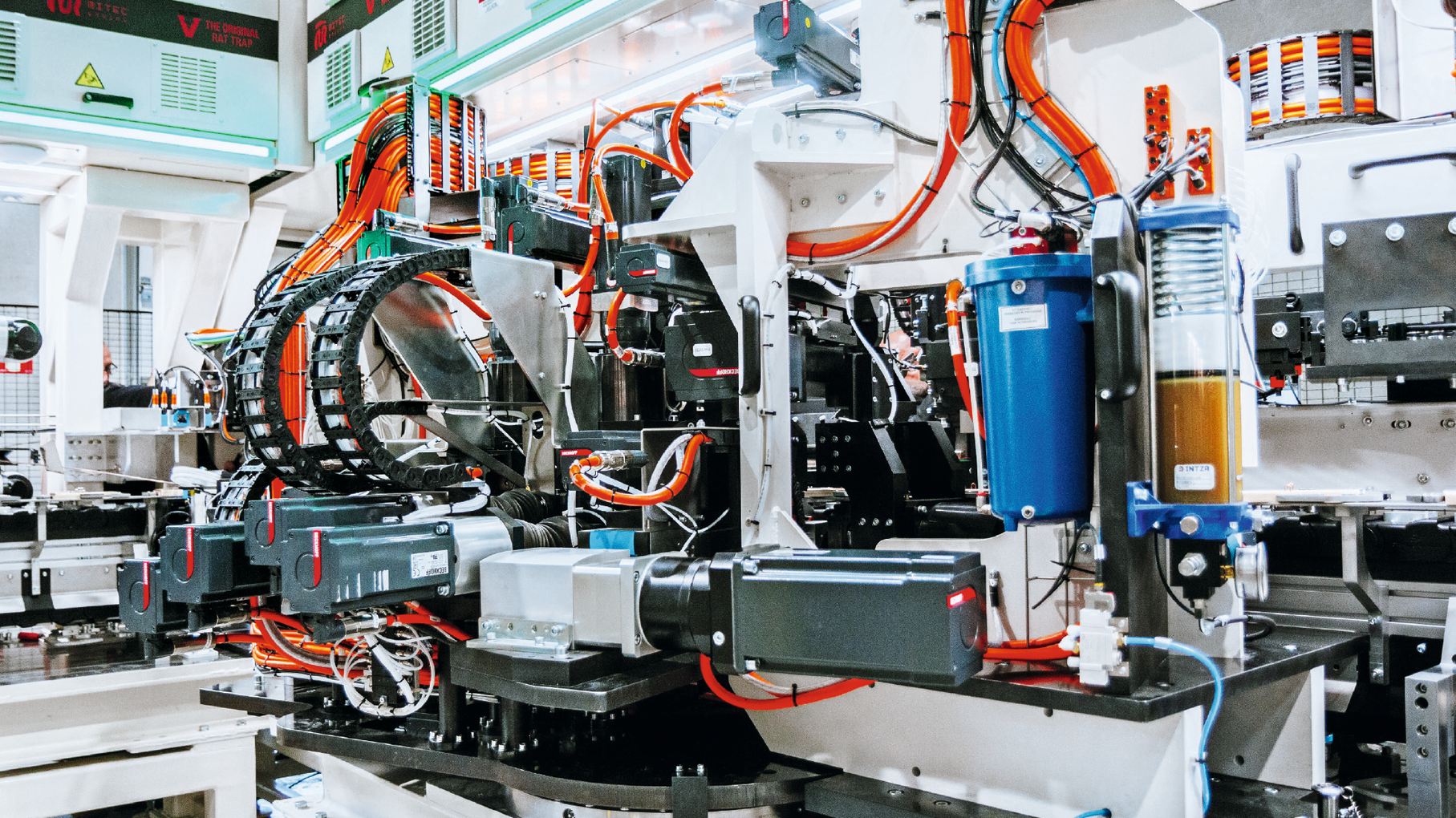 The many dynamic motion sequences are provided by 67 AM8000 series servomotors from Beckhoff.