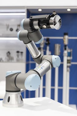 A Universal Robots UR3e with the Rotokombi solution on the end of the robot arm. A Universal Robots UR3e with the Rotokombi solution on the end of the robot arm.