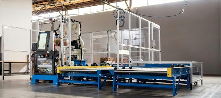 READY Cells: Palletizing offers flexibility in the choice of infeed conveyor configurations, as well as multiple different options for automated pallet movement and slip sheet handling.