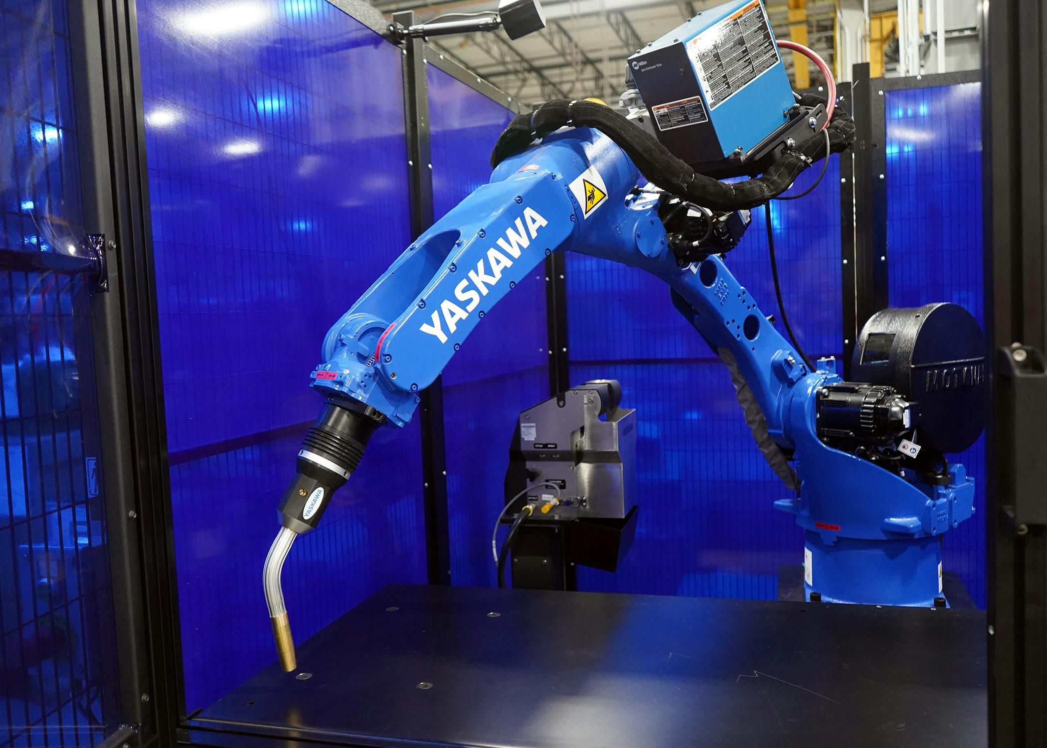 Designed for fast and easy installation or relocation, flexible pre-engineered work cells, such as the ArcWorld LC (Lite Cell), are ideal for job shops looking to supplement manual labor.