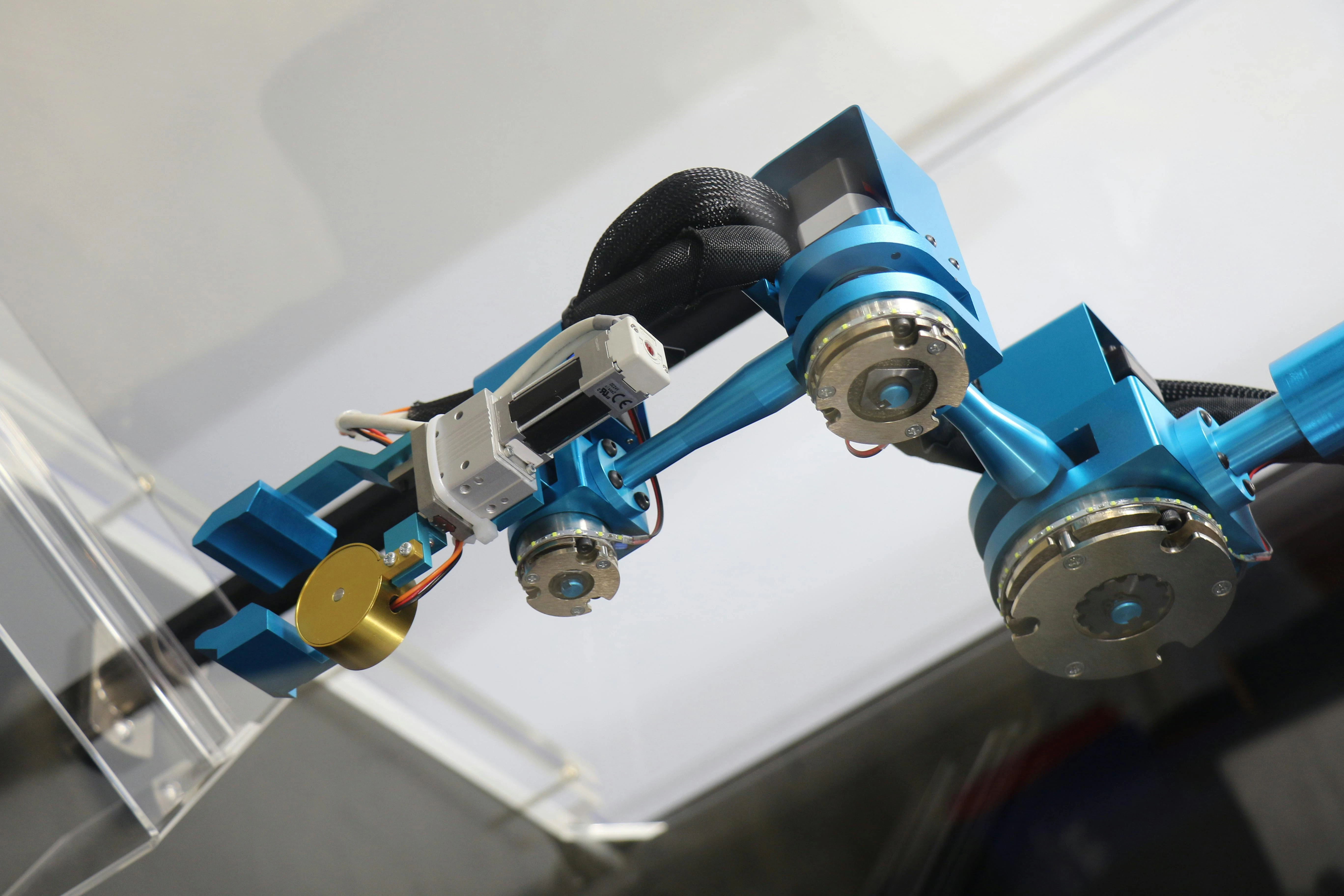 Robotic arm with Ogura brakes